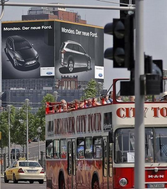 Glänzender Auftritt für den neuen Ford Mondeo in Berlin.